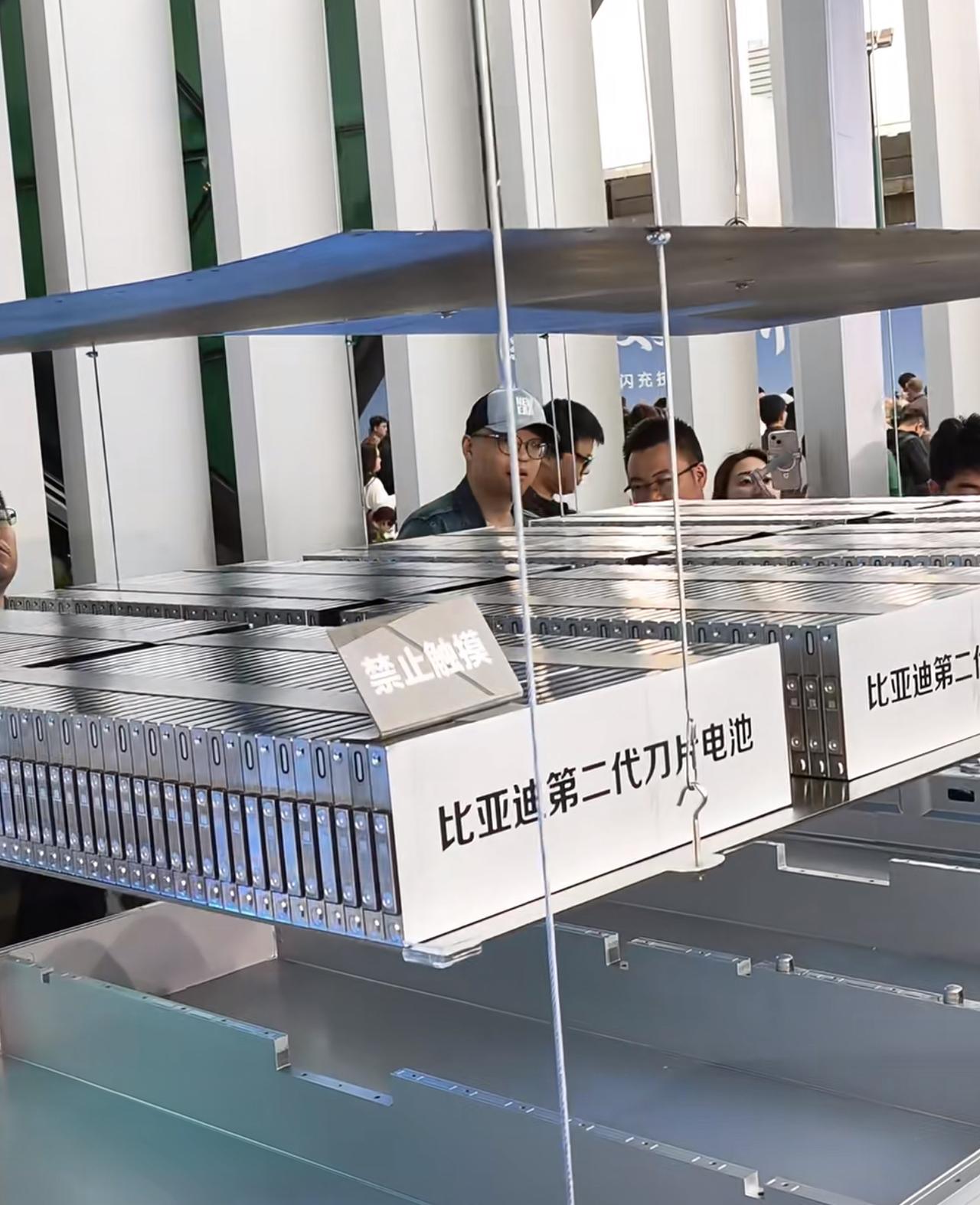 硬核闪充技术树立行业新标杆！常温5分钟充至70%、9分钟充饱，零下30℃仅多3分