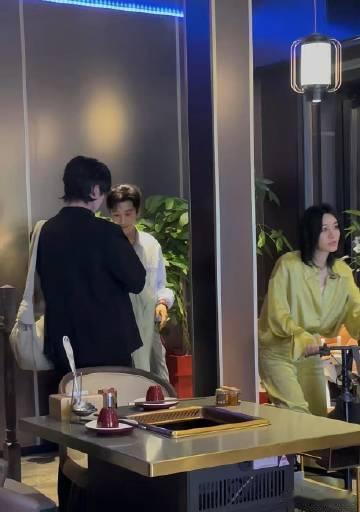 尚雯婕上楼黄晓明用背的   尚雯婕脚不方便，黄晓明直接来个公主抱上楼，这画面既滑