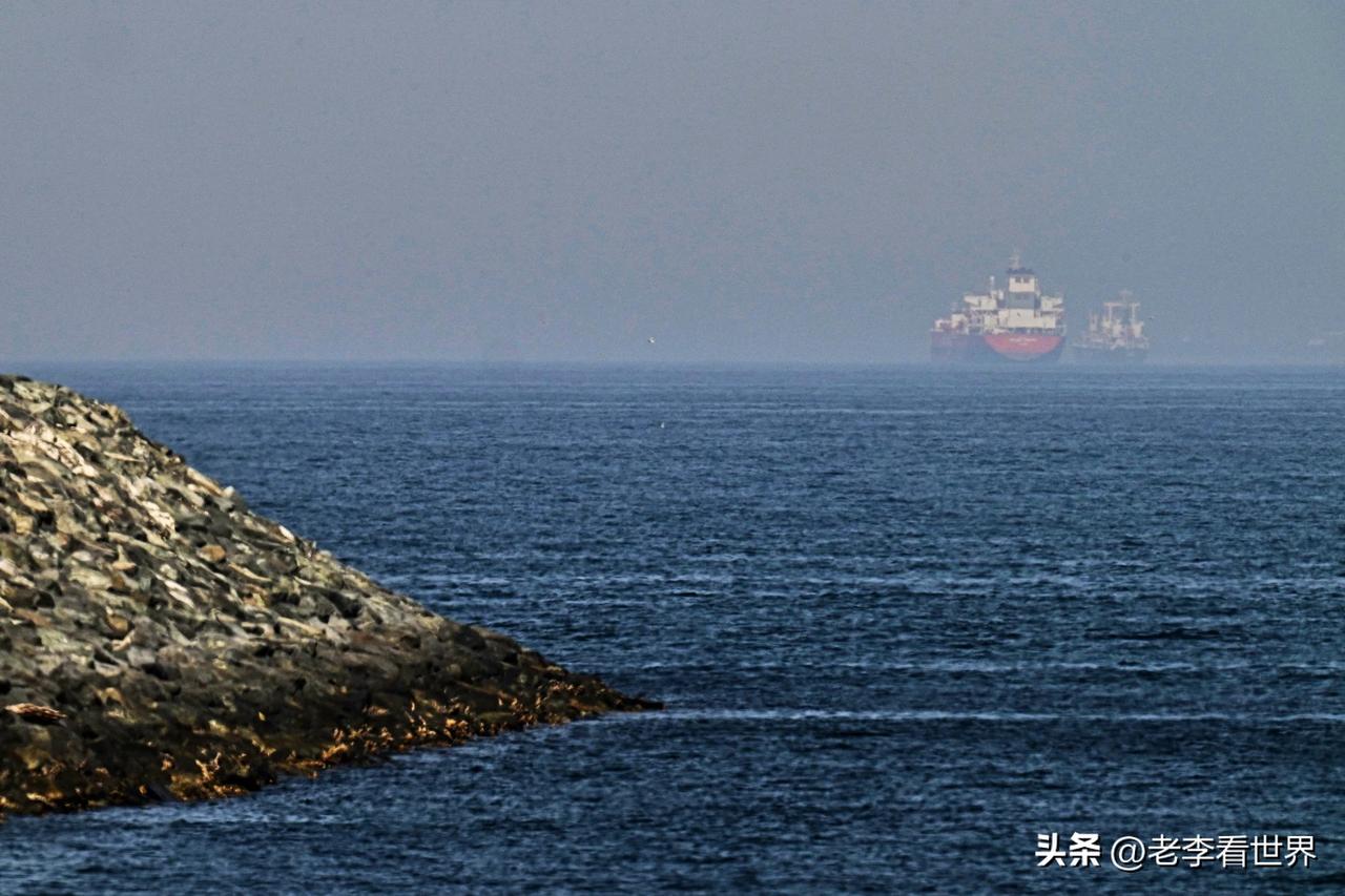 【伊朗外交部：伊朗和阿曼将共同制定霍尔木兹海峡的管理规则】
德黑兰时间2026年