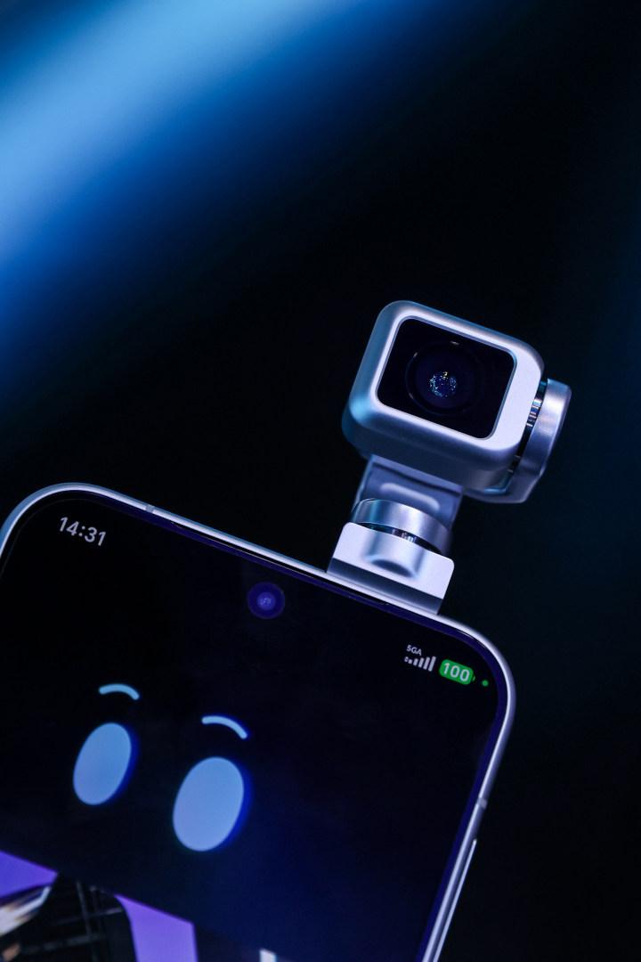 在2026世界人工智能大会上，荣耀CEO李健宣布，Robot Phone于7月1