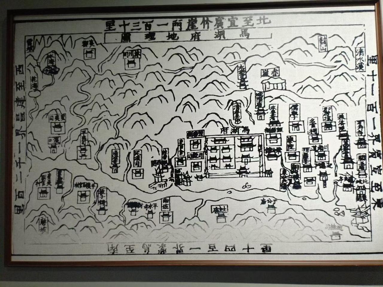 今川滇两省交界的金沙江峡谷北口山地间，远古形成了一座天然冰川堰塞湖，名曰“马湖”