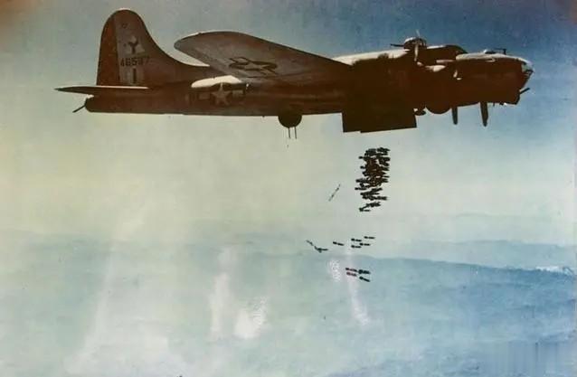 1944年意大利上空的盟军B-17轰炸机正在轰炸
B-17轰炸机是二战美国的主力