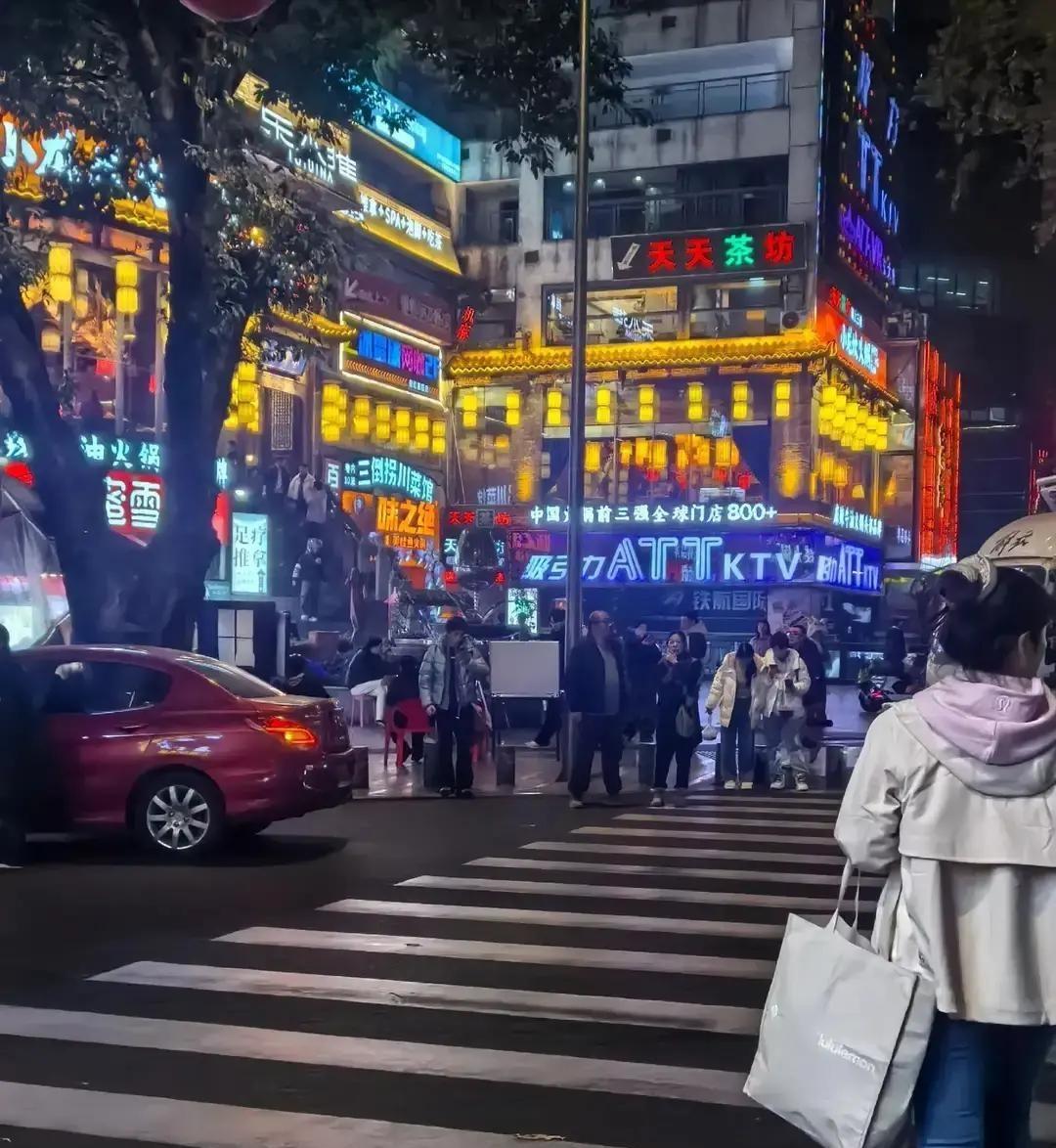 深夜KTV，

同事求救连拨三通电话，

最后赶来的人却扫了码

凌晨一点多，公