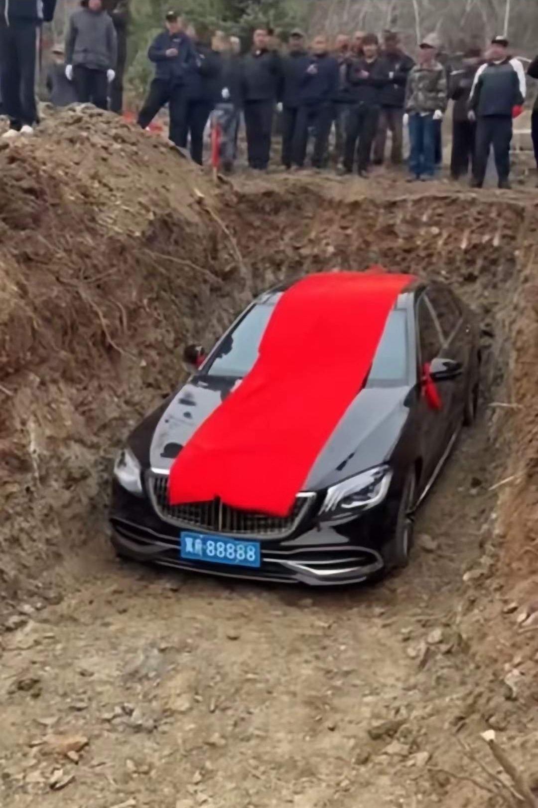 小轿车陪葬，不是什么新鲜事儿。
陪葬的不止有小轿车，还有电视空调大冰箱，金银财宝