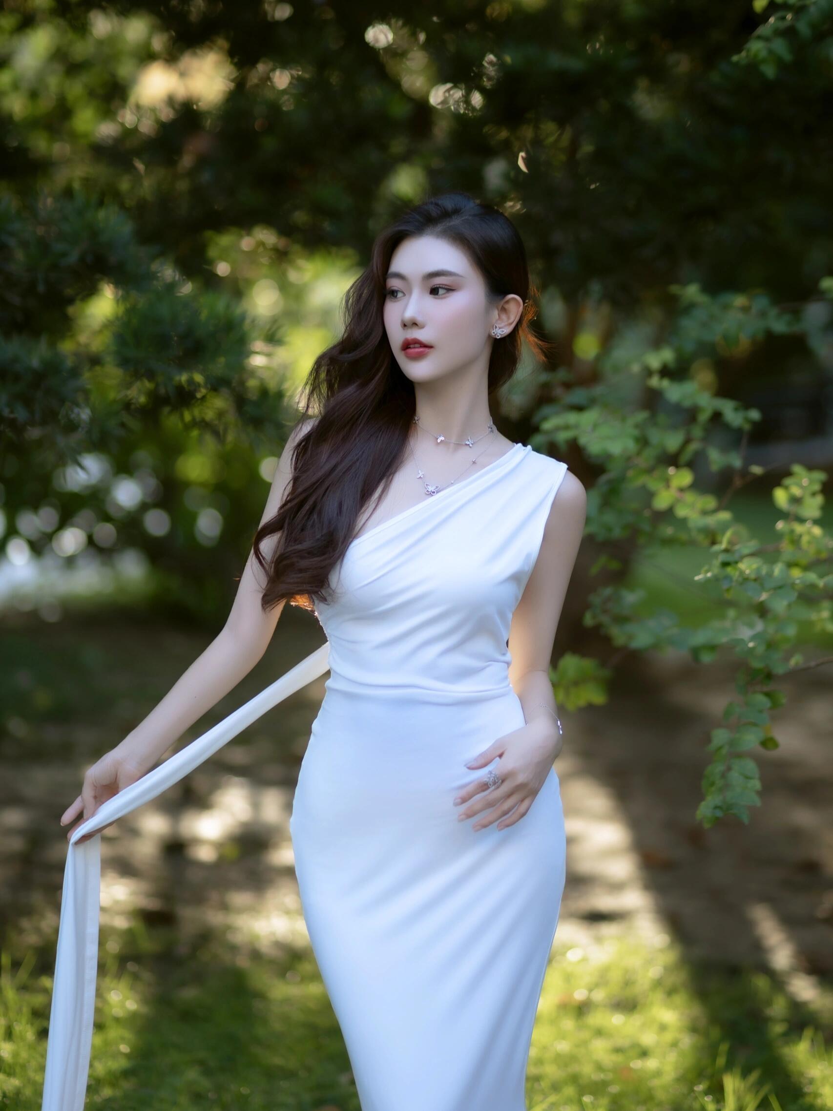 它优美、灵动、百变、富有生命力，从古至今，一直处于时尚流行中心。 