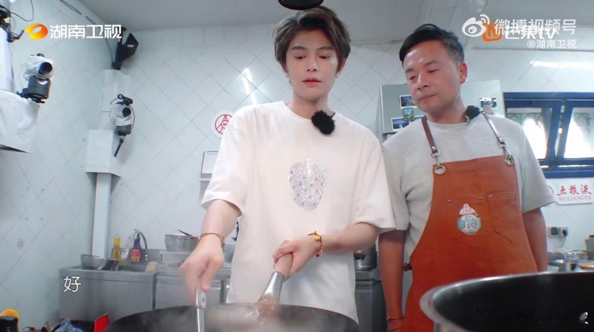 丁禹兮颠锅帅我一脸中餐厅 丁禹兮颠锅不仅帅，还透着一股少年气的倔强！从生疏到熟练