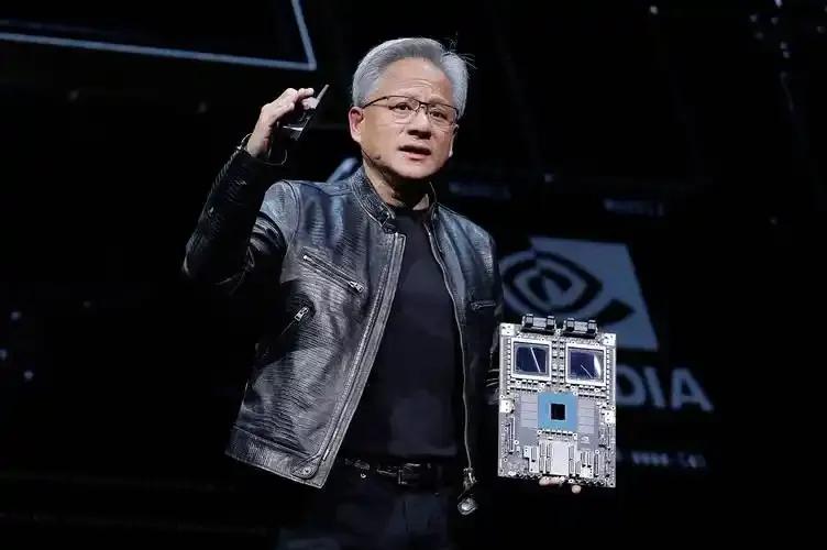 特朗普访华有戏了？就在中美两国外长碰面后，又一个访华重磅信号出现，英伟达CEO黄
