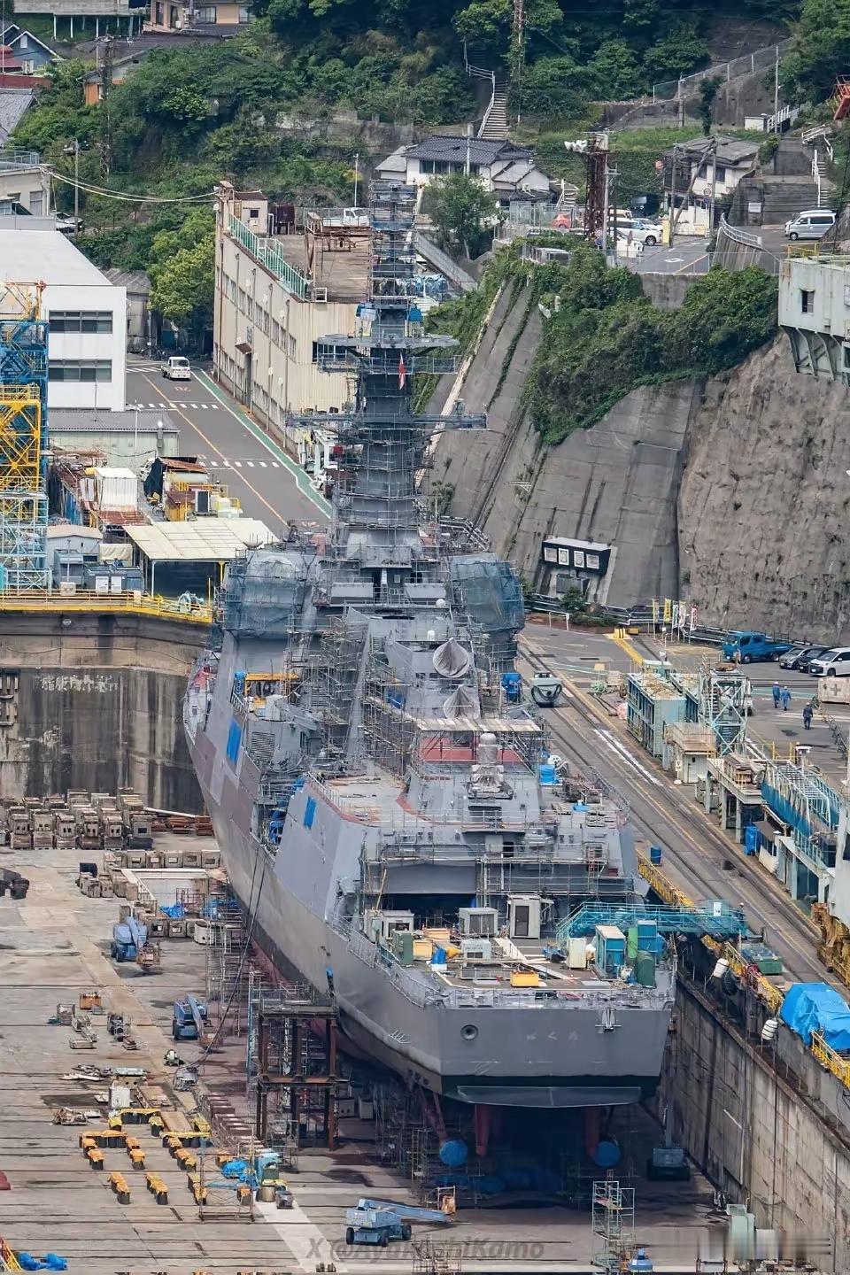 看桅杆依然没有解决双波段干扰问题

日本正在建造的1.6万吨巨舰，是ASEV宙斯