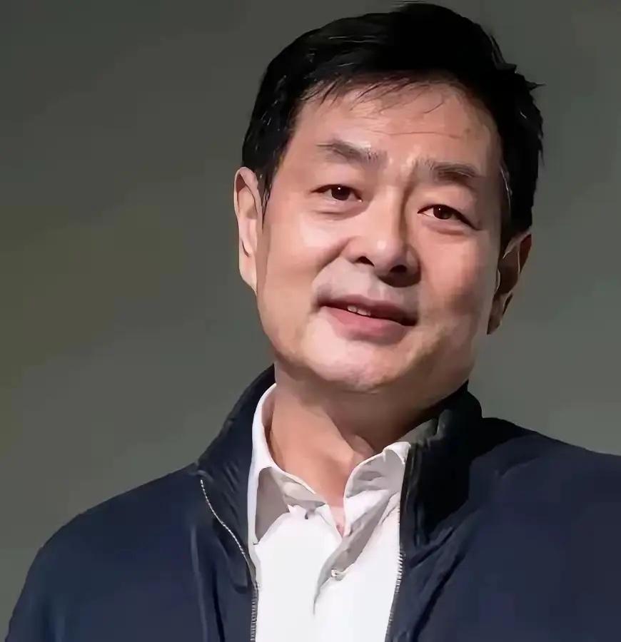 凌晨1点的北京，72岁的濮存昕在北京的老旧家属院里，用一根布绳将自己和94岁患阿