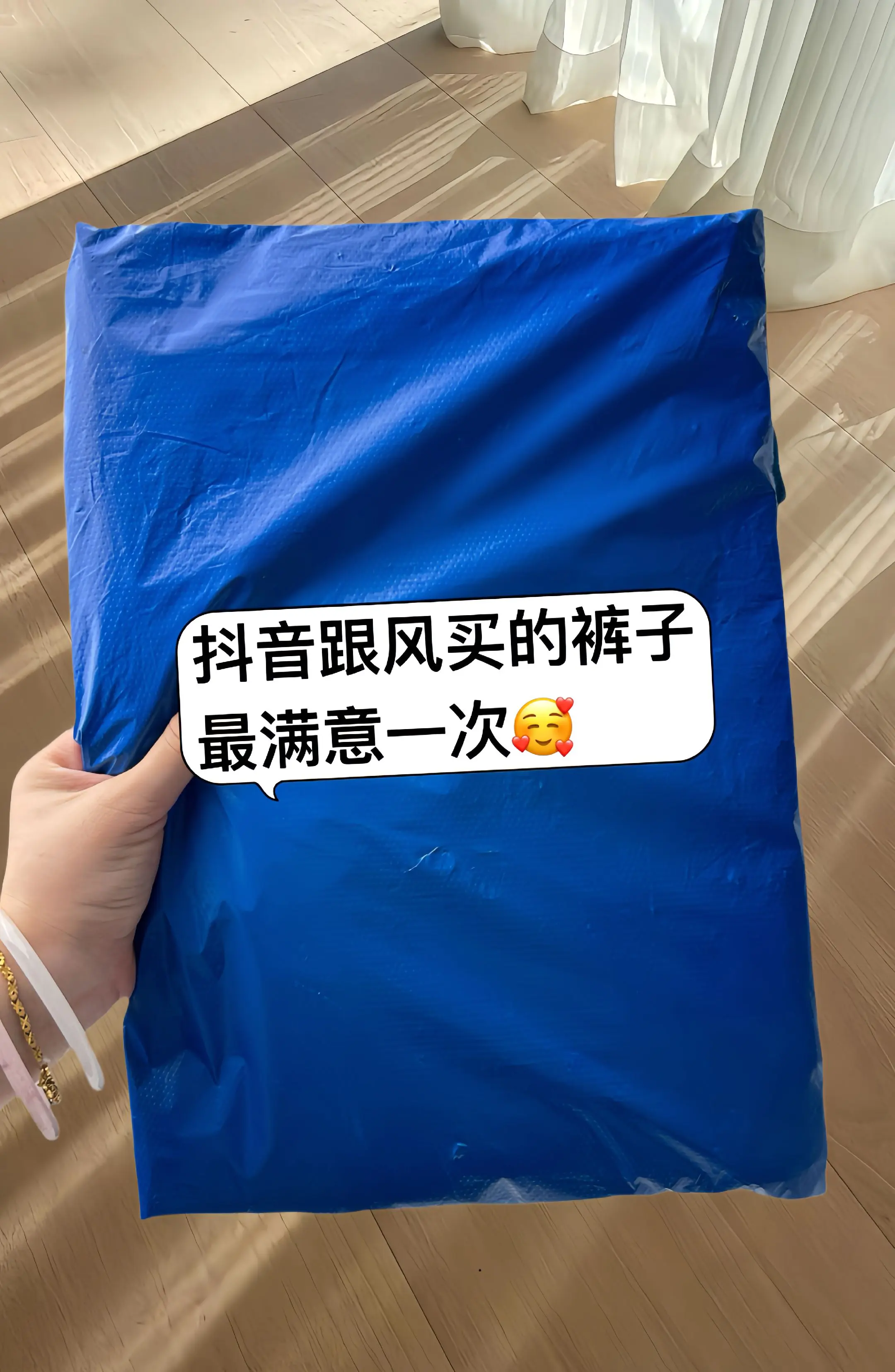 挖到宝!这条白裤子把夏天松弛感玩明白了 谁懂夏天找条「凉快又好看」的裤...