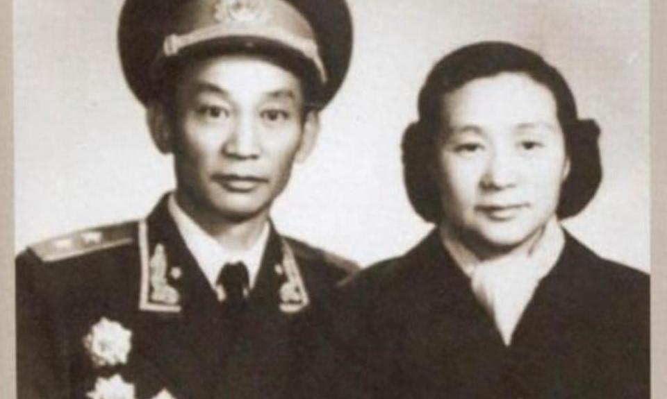 他是红军名将，在外打仗，被误传战死，妻子在延安悲痛不已，后经人介绍，1937年与