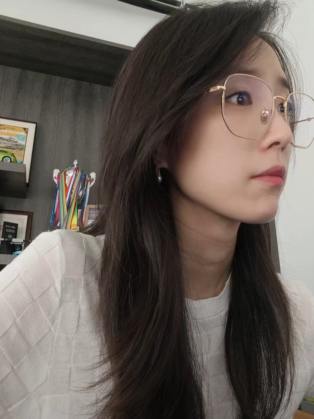 要和我做同事吗？我们在招女主持人[嘻嘻]欢迎大家投简历，嘻嘻 ​​​