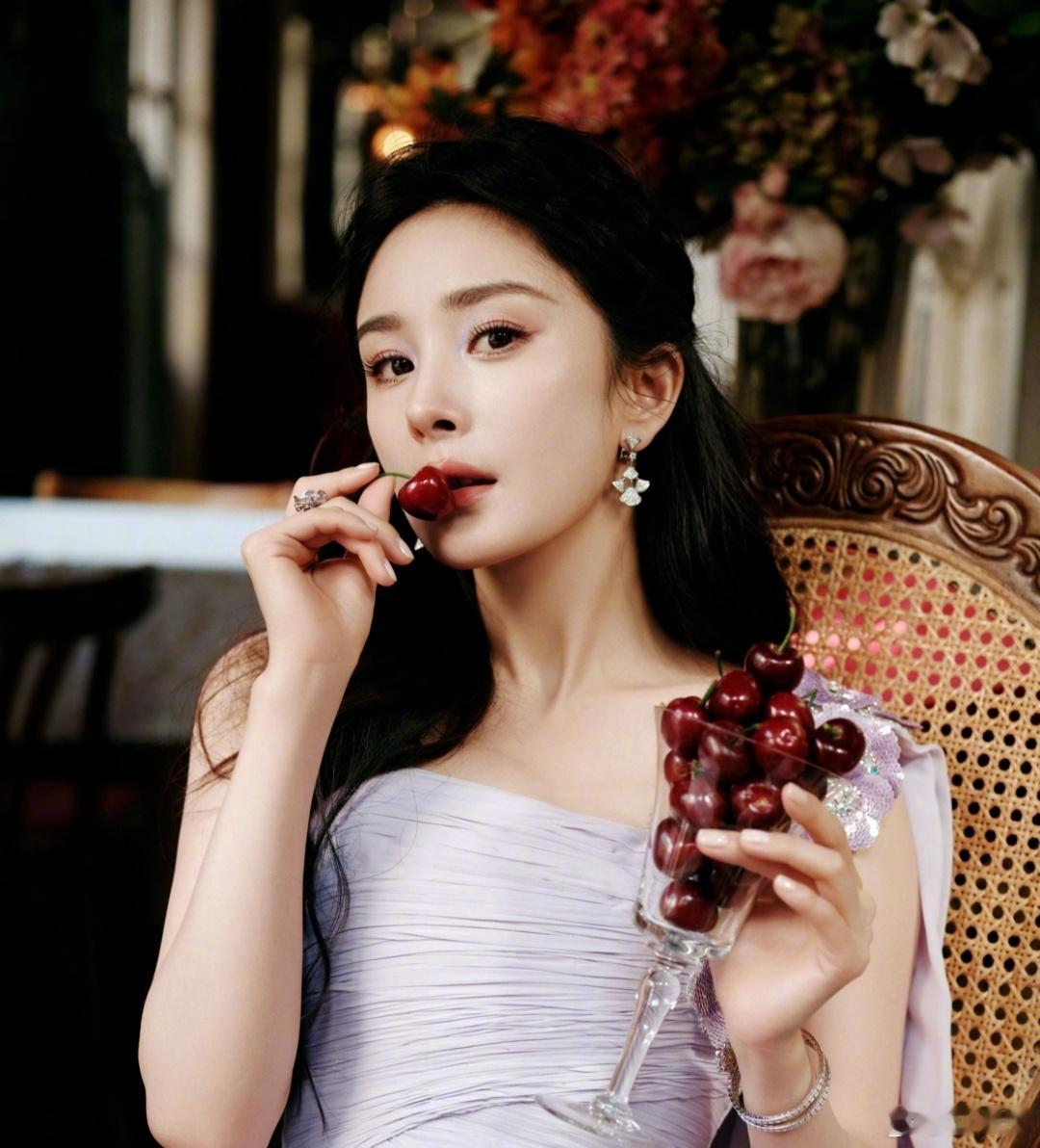 迟蓬在电视剧《生万物》中饰演的婆婆角色对杨幂饰演的宁绣绣给予了肯定和支持。迟蓬饰