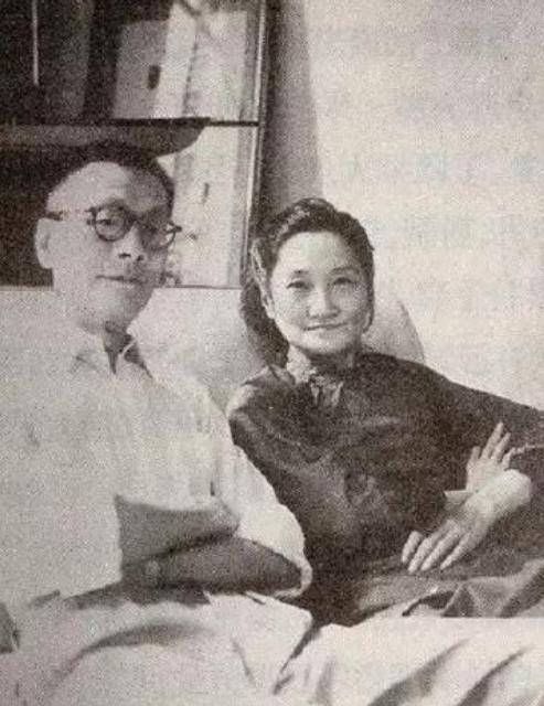 1965年，陆小曼去世，翁香光前来料理后事，见四下无人，她解开陆小曼的衣扣，讥讽