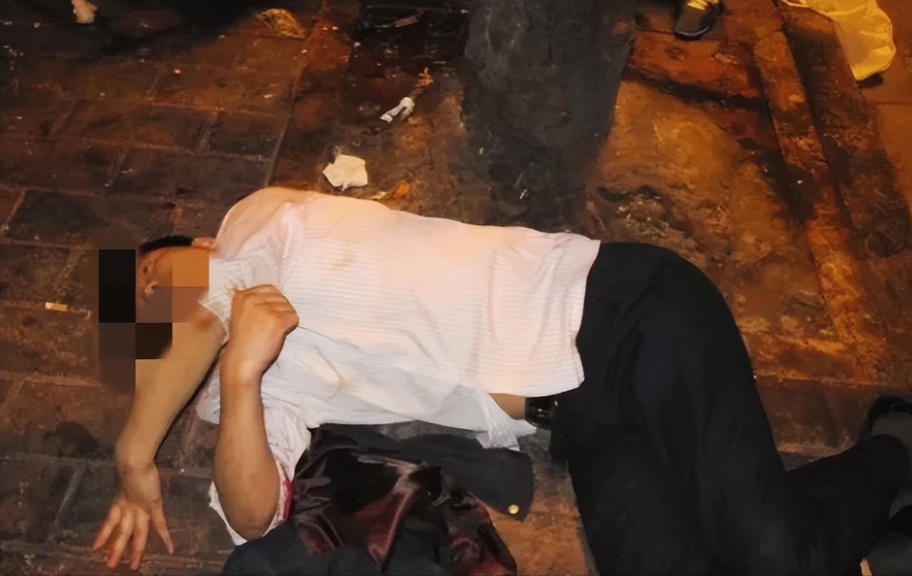 云南，一男子醉酒后对妻子拳打脚踢，妻子被打的尿失禁，不料在追打过程中，男子踩到尿