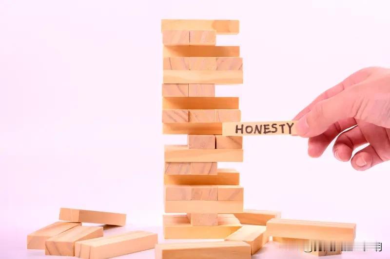 我认为一个人最可贵的品格是正直。正直就像人的“精神脊梁”，让行为与价值观统一。