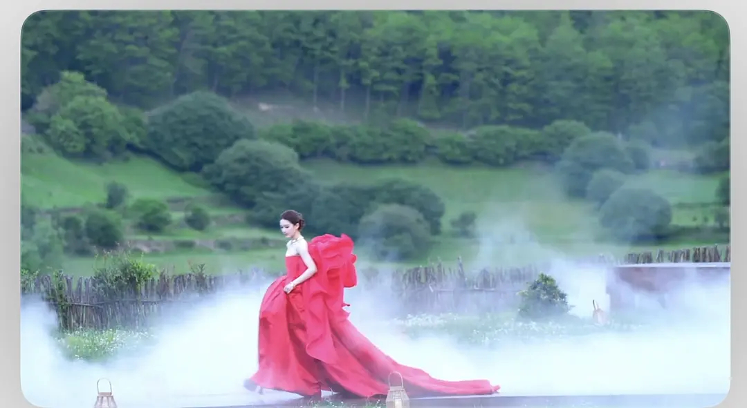 vogue 赵露思出场 