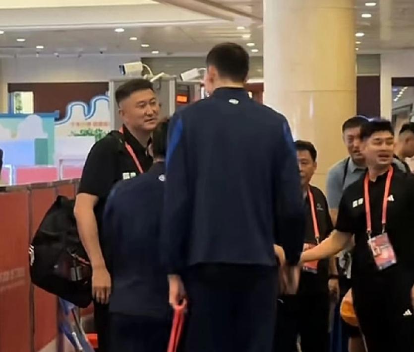 有情有义！周琦与杜锋相见，相谈甚欢，大赞广东队球迷，点赞广东队，呼吁大家喜欢上东