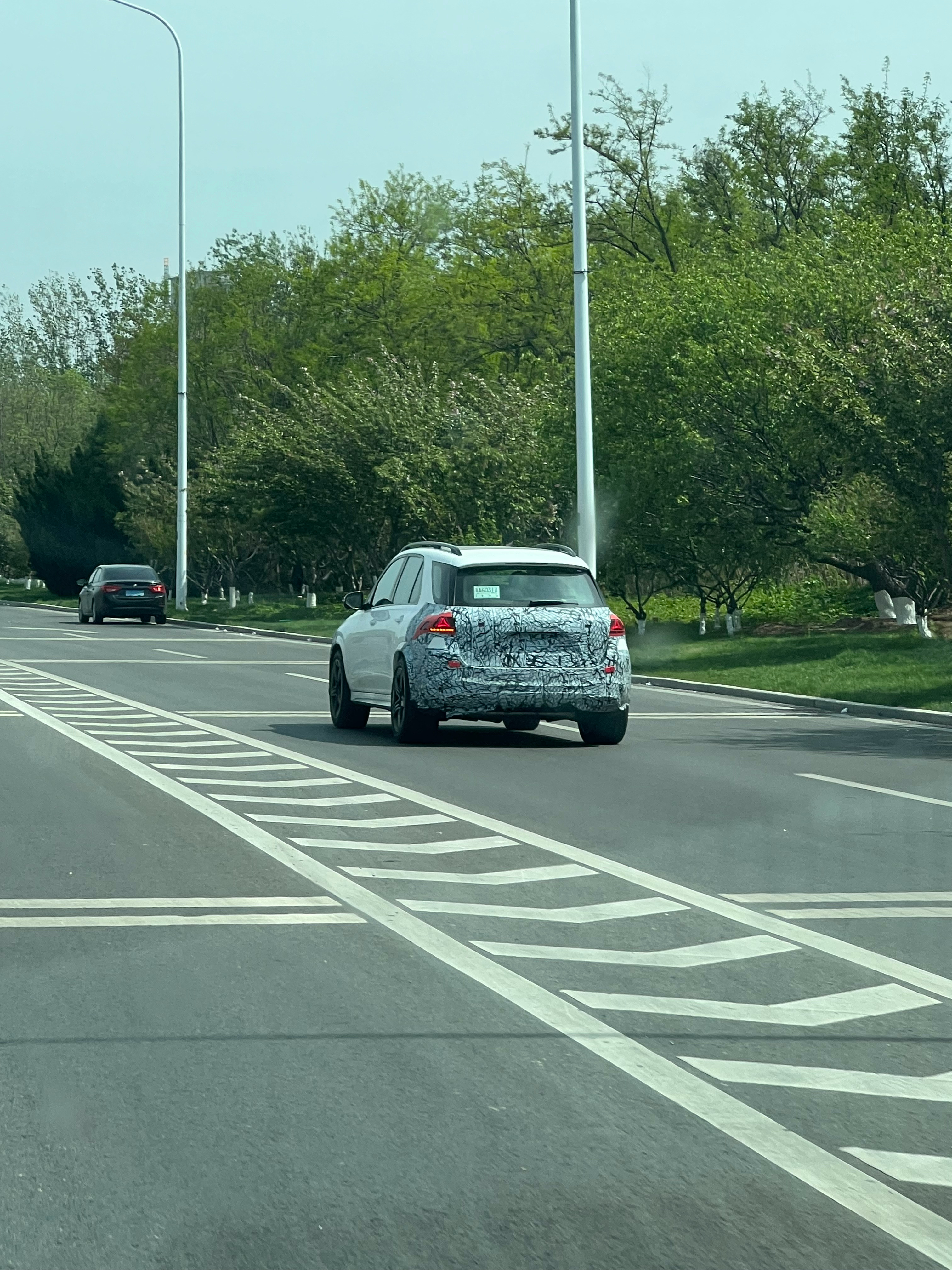 偶遇新款GLE的路试车这个游艇D柱太明显了 天津
