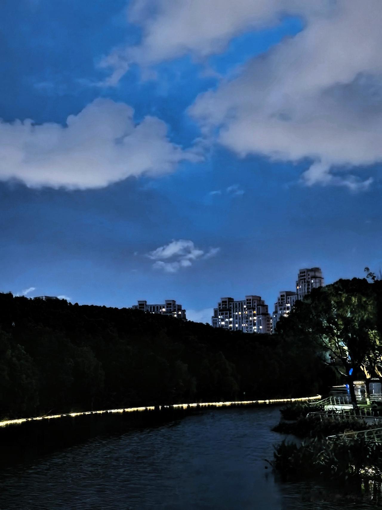 随拍城市夜景

昨晚散步时随手拍下了几张城市夜景，水面波光粼粼，路灯在河面摇曳，
