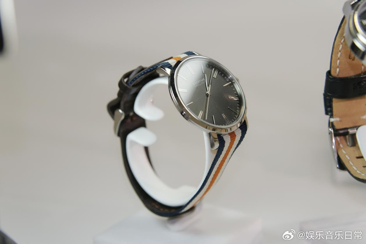 越来越喜欢这块腕表了，纯黑的表盘保留了正式感，但条纹表带又不会显得太有距离感，平
