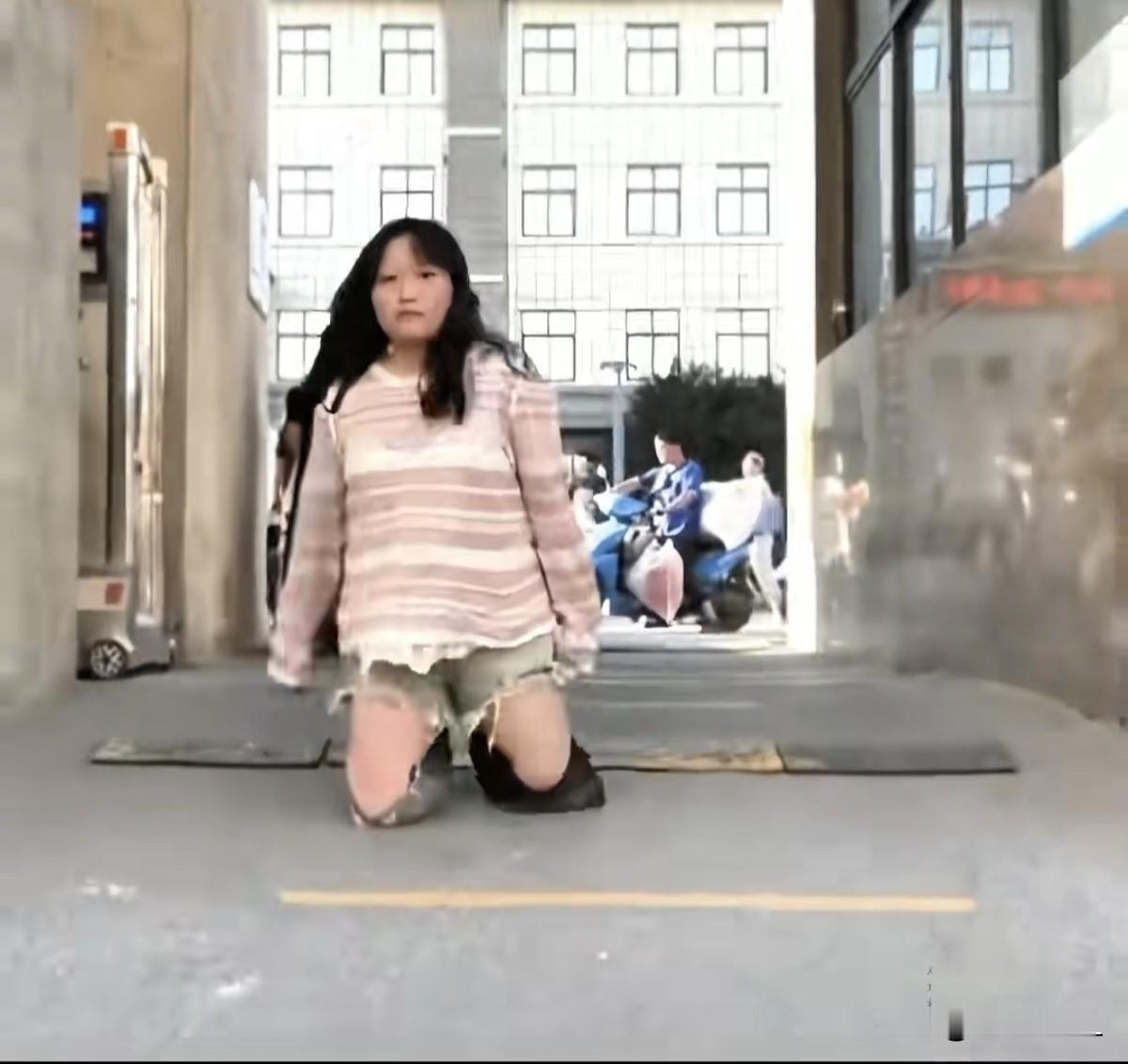 刚才刷到一个视频，心里堵得慌，不觉中，两眼的泪水不争气的往下流，模糊了屏幕，同时