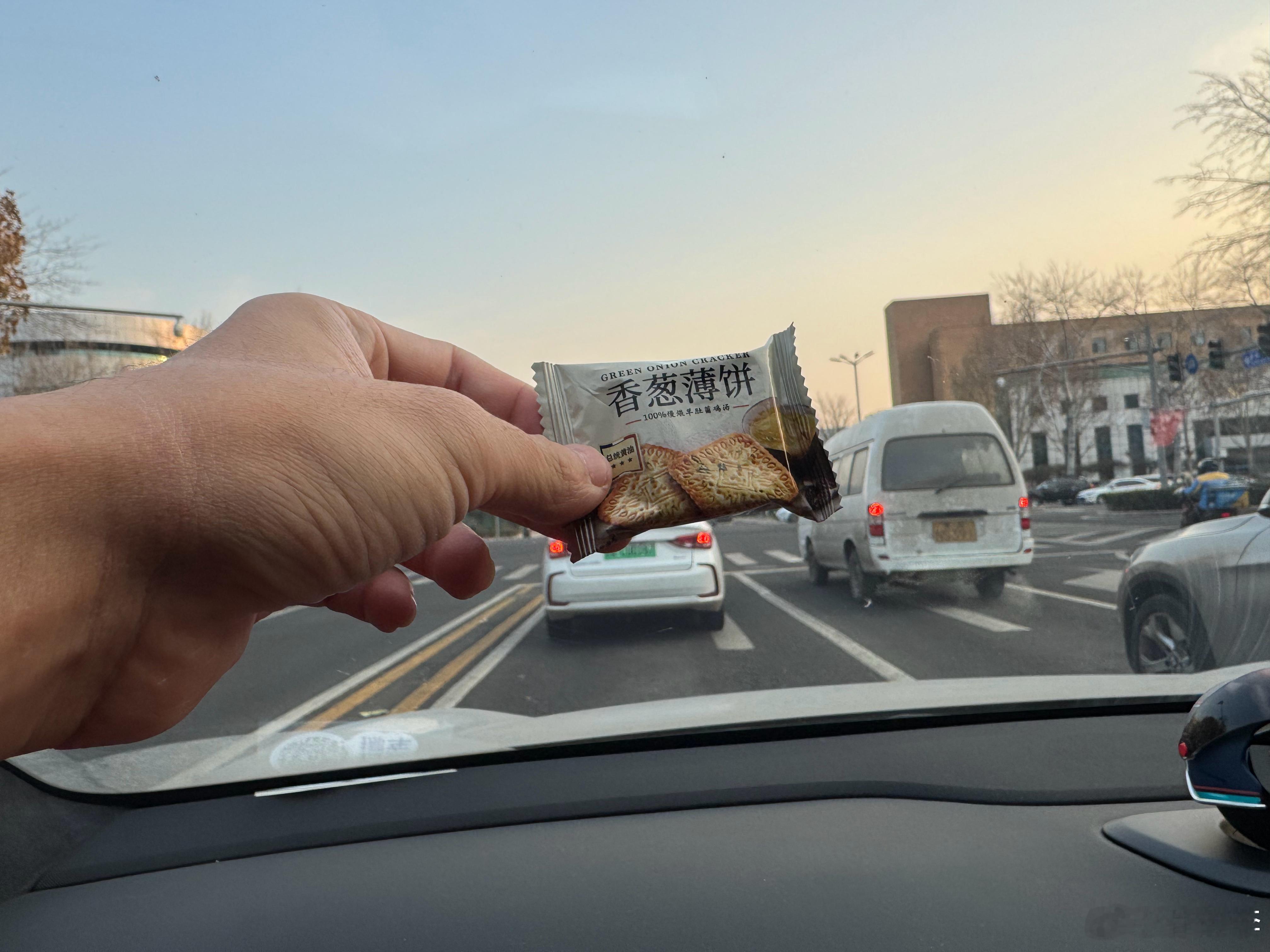 早！山姆的【伟龙香葱薄饼】爆好吃，不是替我龙哥的同名兄弟打广告，是真的很好吃，酥