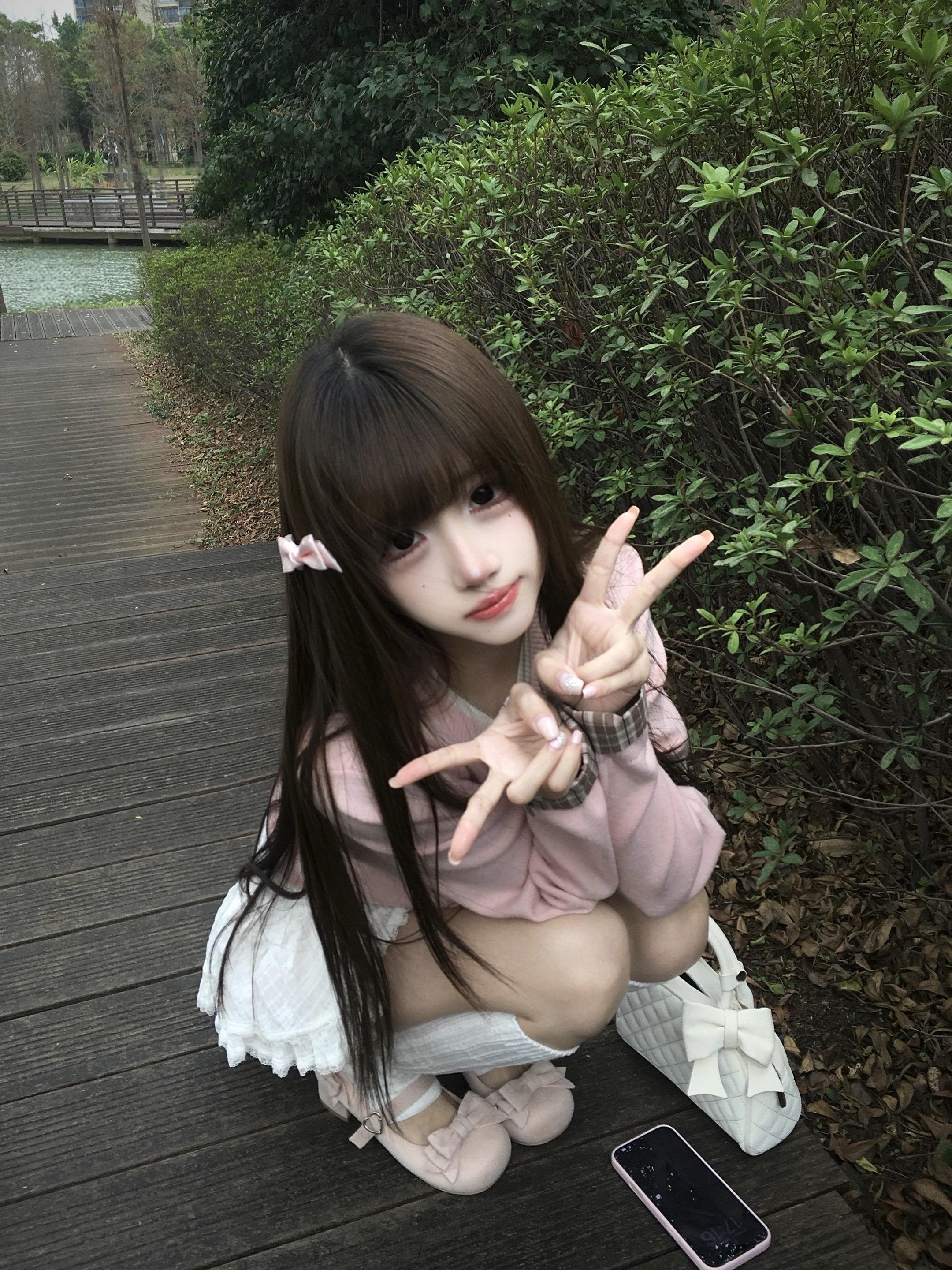 你温柔的长发 在风中划过嘴角