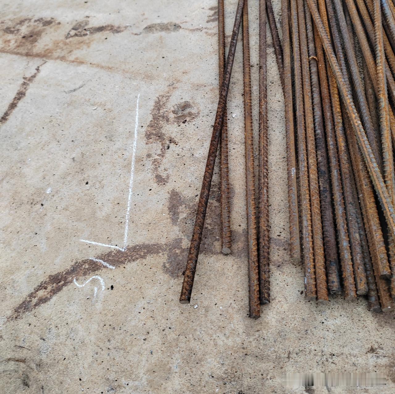 在工地上干钢筋工，老板安排给你的活，你如果记不住可以找个笔记下来，如果脸跟前没有