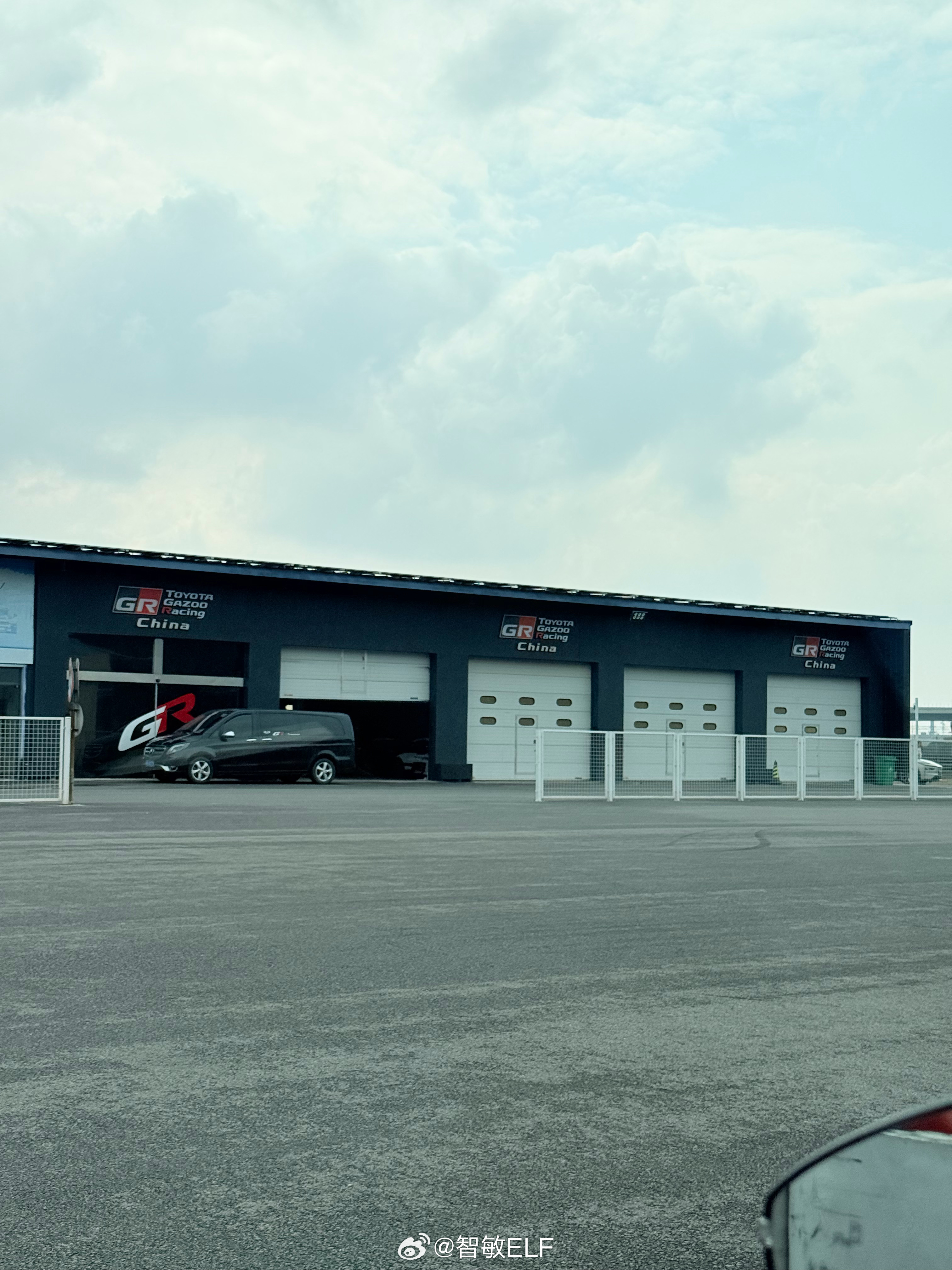 周四坏昨天夜里十二点落地，一点多到酒店休息，六点起床，现在已经干活两小时了，图二