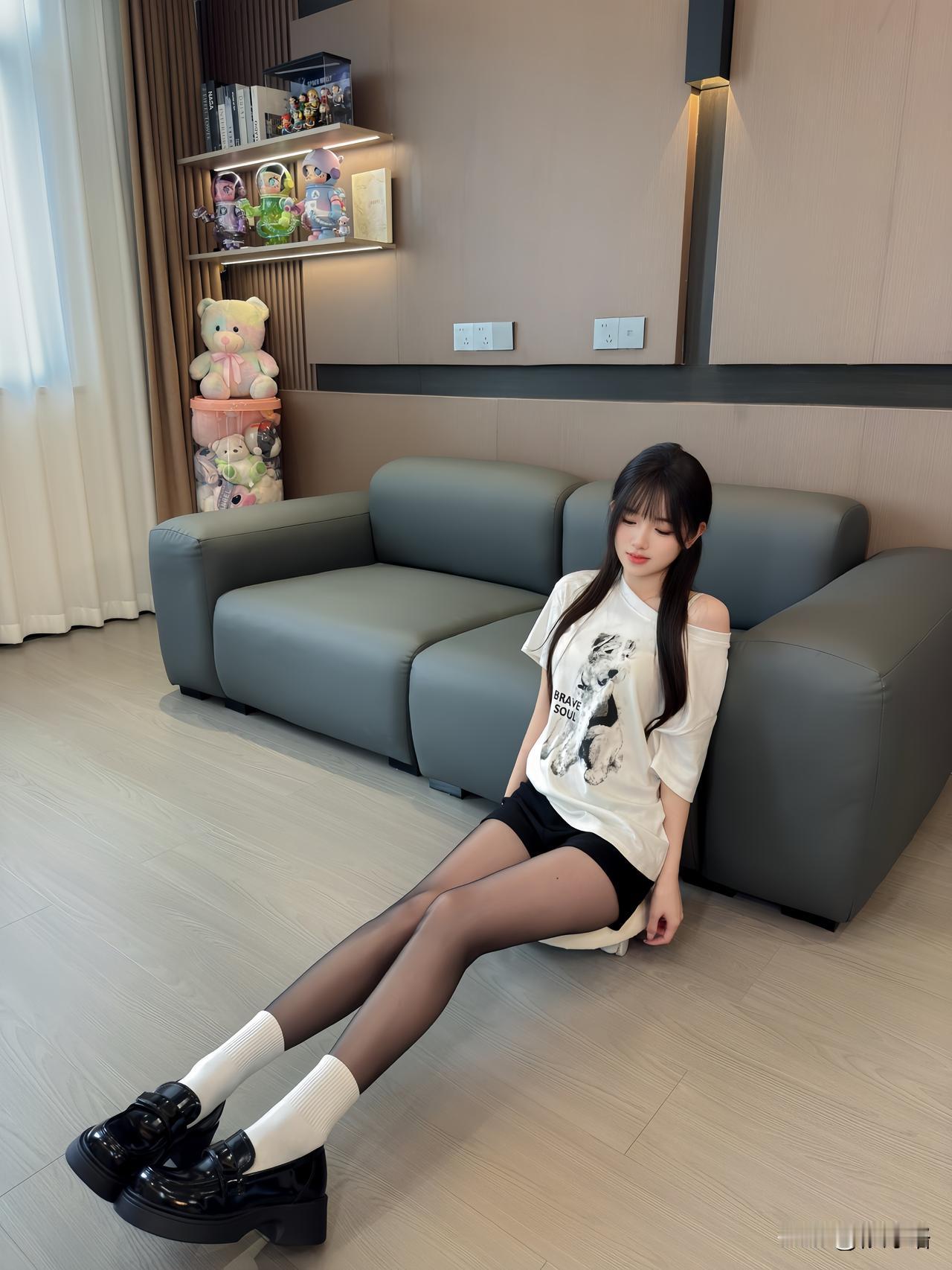 今天的人设是又甜又酷的邻家姐姐
黑丝的性感被白袜中和得刚刚好
oversizeT