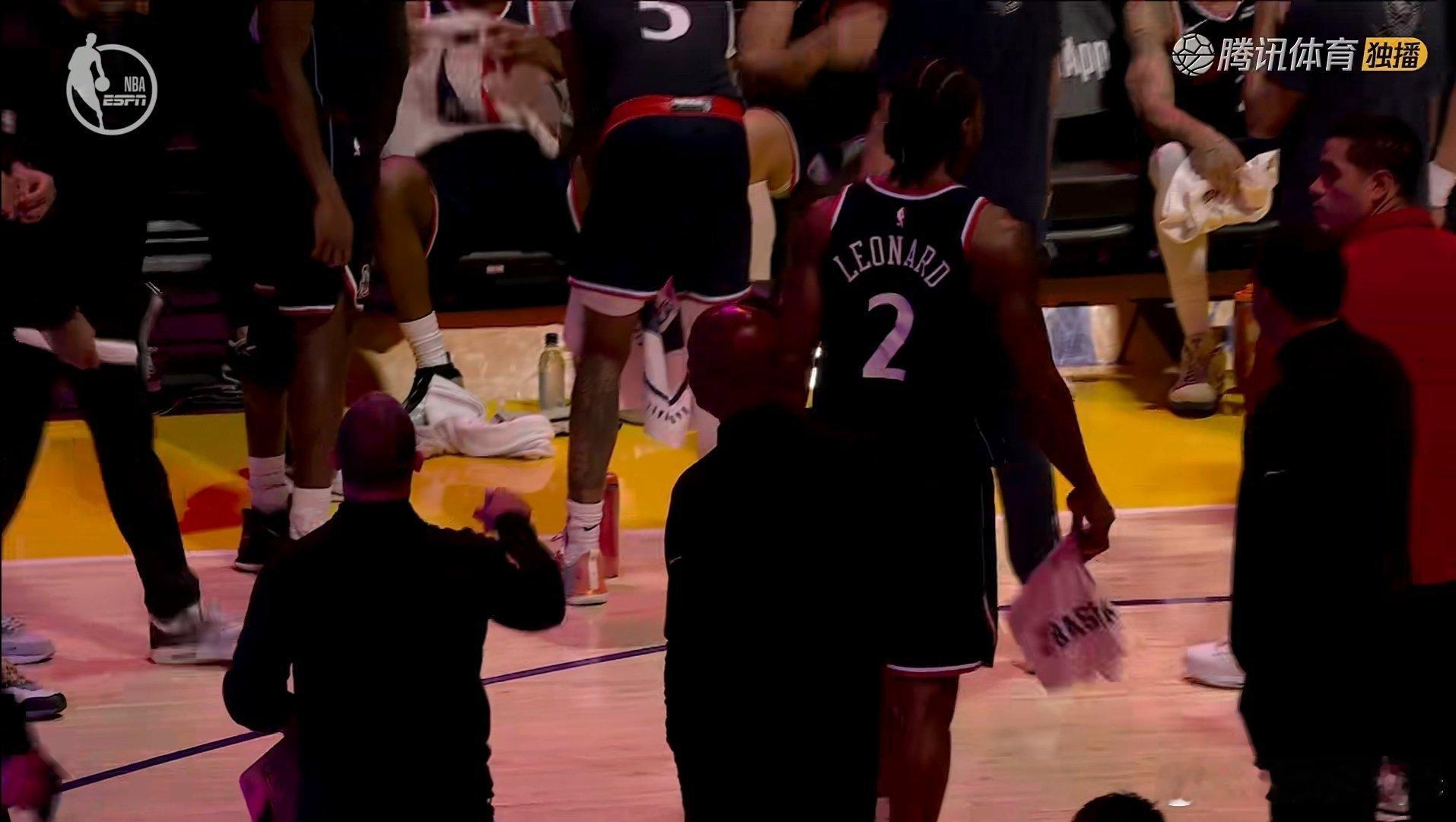 伦纳德因左脚踝酸痛提前退出比赛快船vs湖人