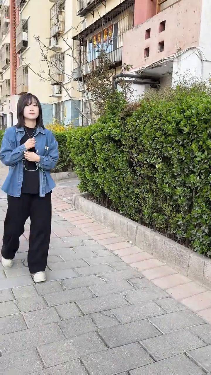 当一家三口出门时。
深呼吸，亲生的。