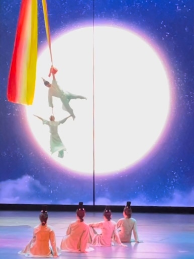 去看了舞台剧说实话    好困哦我看过的任何实景表演都比不上长恨歌 ​​​