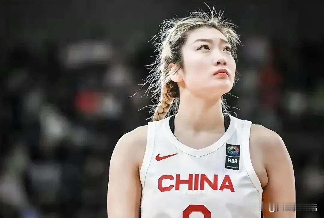现役中国女篮商业价值排名：

1、李梦
2、李月汝
3、韩旭
4、王思雨
5、杨