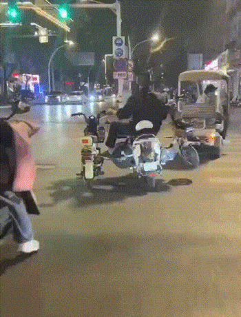一个人开三辆车！