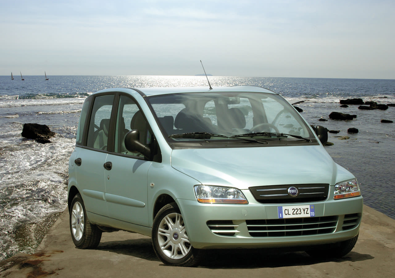 菲亚特 Multipla 2004为重大中期改款（Facelift）版本，内部代
