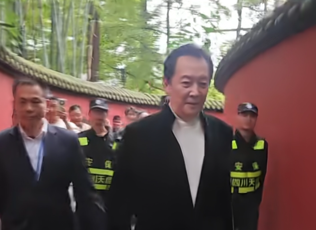 唐国强现身成都武侯祠,网友:丞相穿越回来了