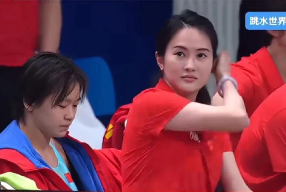 被全红婵陈若琳同框美到！
 
家人们，北京世界杯跳水现场这师徒俩同框啦！全红婵可