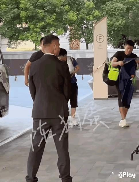 宿命感拉满的好搭档
难为了Coco不知道该怎么表现
梁子让你们避嫌不是让你们不认