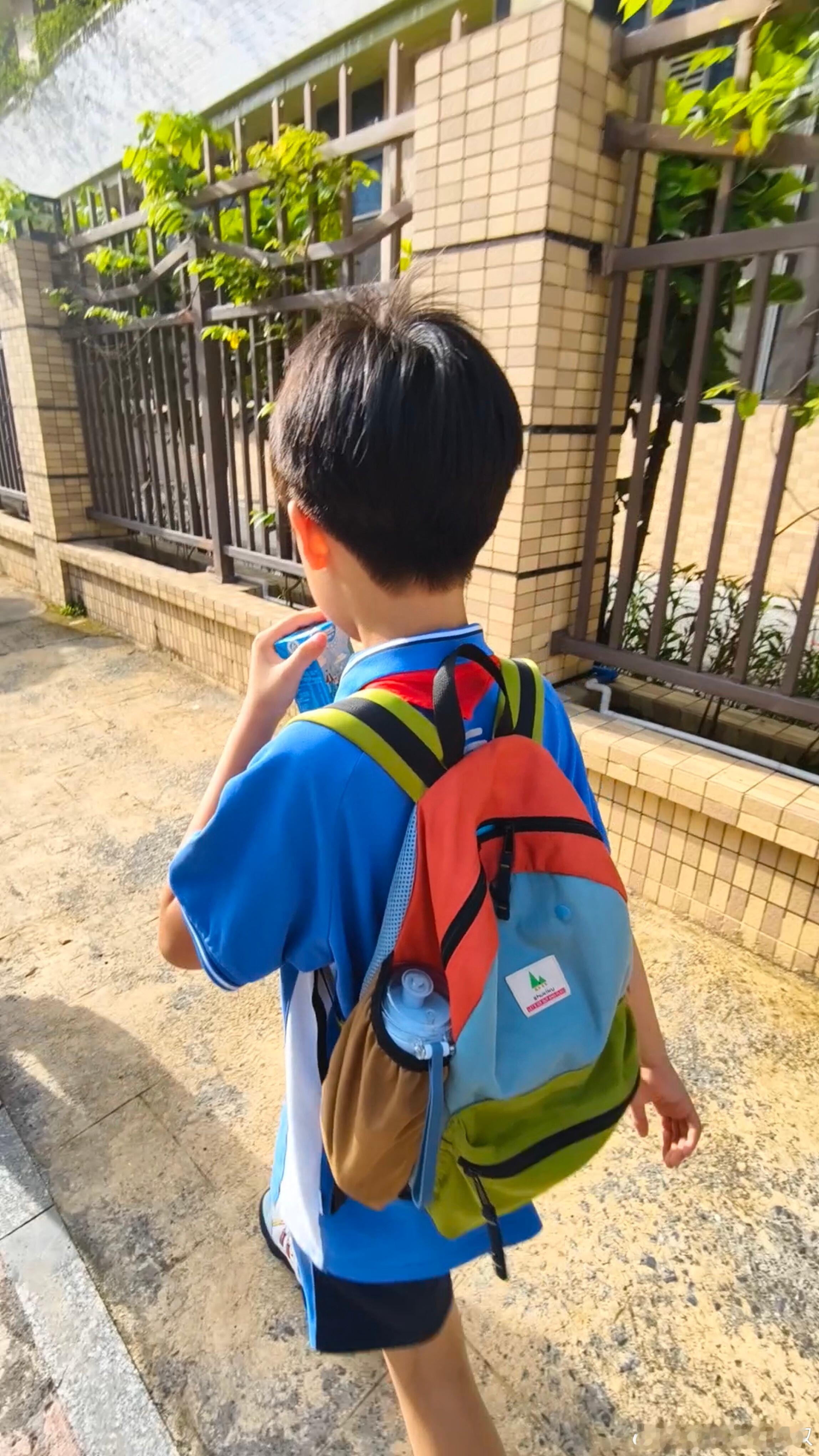 今早派个代表回去参加散学礼（梅梅身体抱恙），我叫威哥记得去妹妹班问下班主任有没有