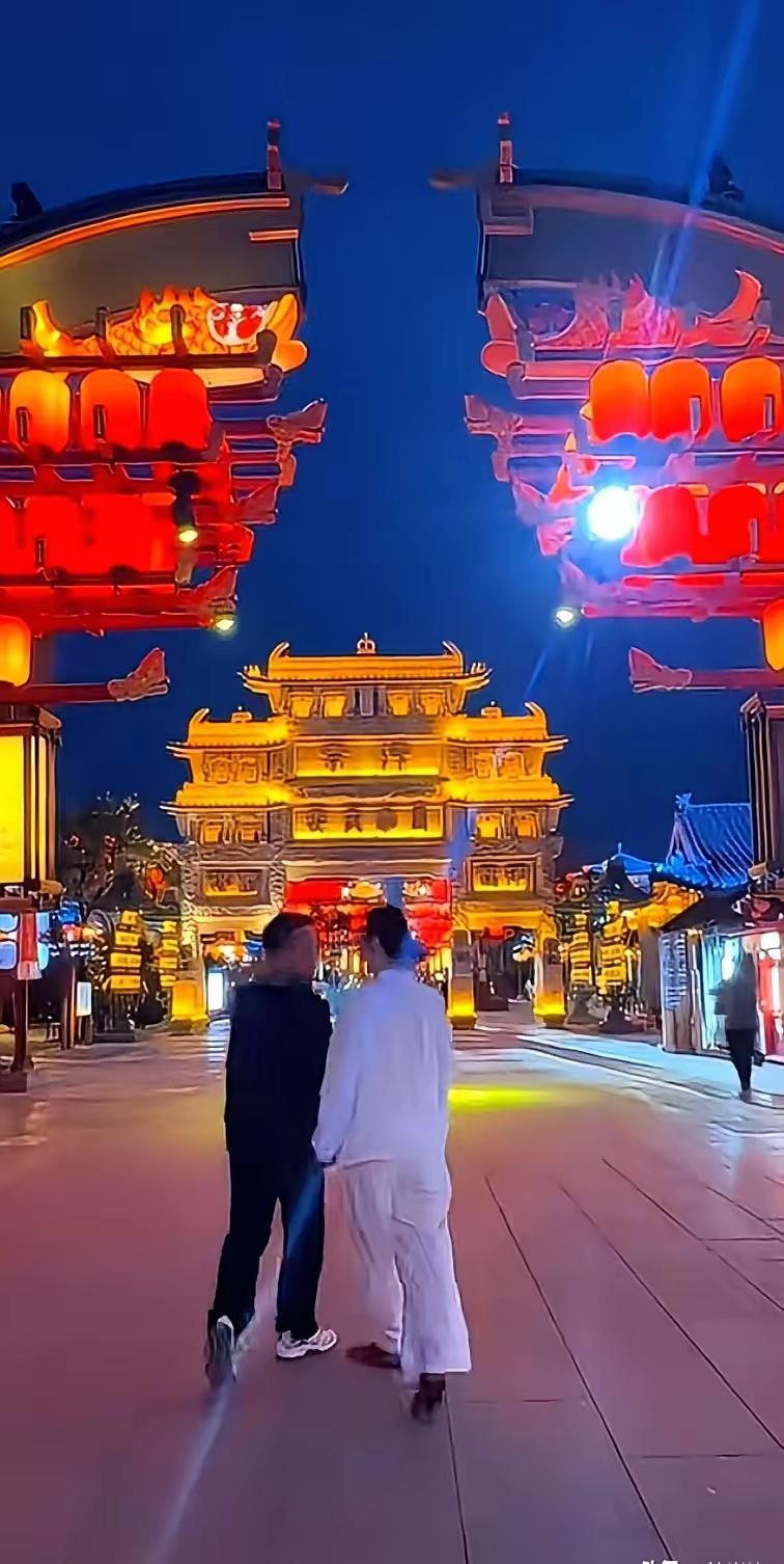 大衣哥前儿媳陈亚楠最近可真是频繁秀恩爱啊。之前她和大衣哥儿子朱小伟的婚姻备受关注
