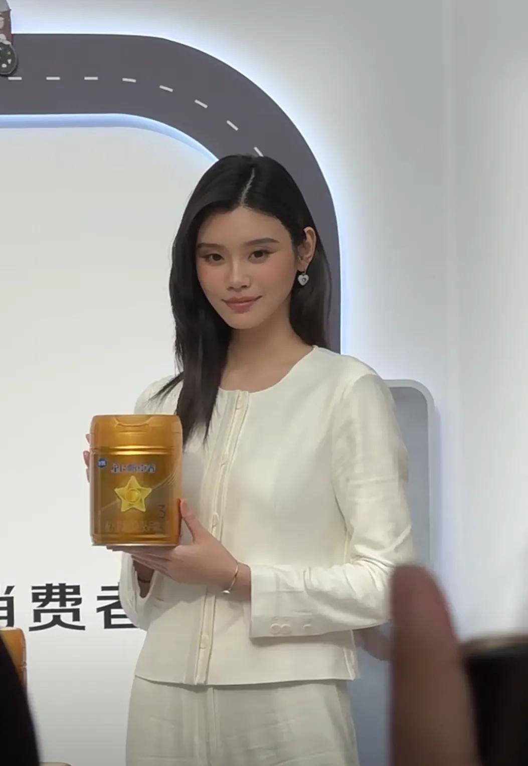 京东总部偶遇奚梦瑶
奚梦瑶真的是天生的富家太太气质
端庄稳重大气
她真的好有气质