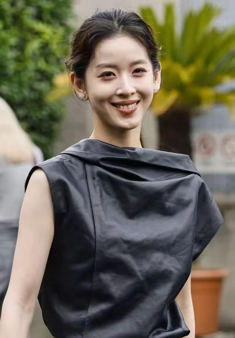 章泽天这些年究竟经历了些什么？怎么变得这么瘦，这么老了？

才31岁，皮肤不至于