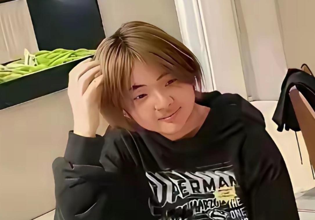 徐峥和陶虹的女儿完全是父母基因打平手的表现。 小姑娘脑袋圆圆的很像爹，眼睛超级像