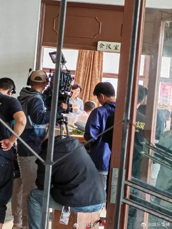 赵丽颖造城者蓝色衬衫路透    赵丽颖片场对稿路透  赵丽颖造城者蓝色衬衫路透，