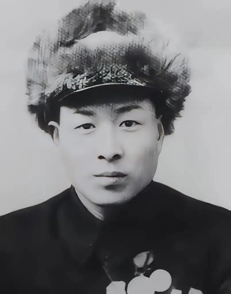 一个战士撞见八个鬼子在河边追一个抱娃的农村妇女，他枪里就三发子弹，他没躲，枪却对