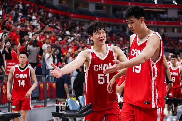 哈哈哈哈哈，这张图 太有意思了吧！！！杨瀚森/徐昕：「哥，您先请」 「您请」中国