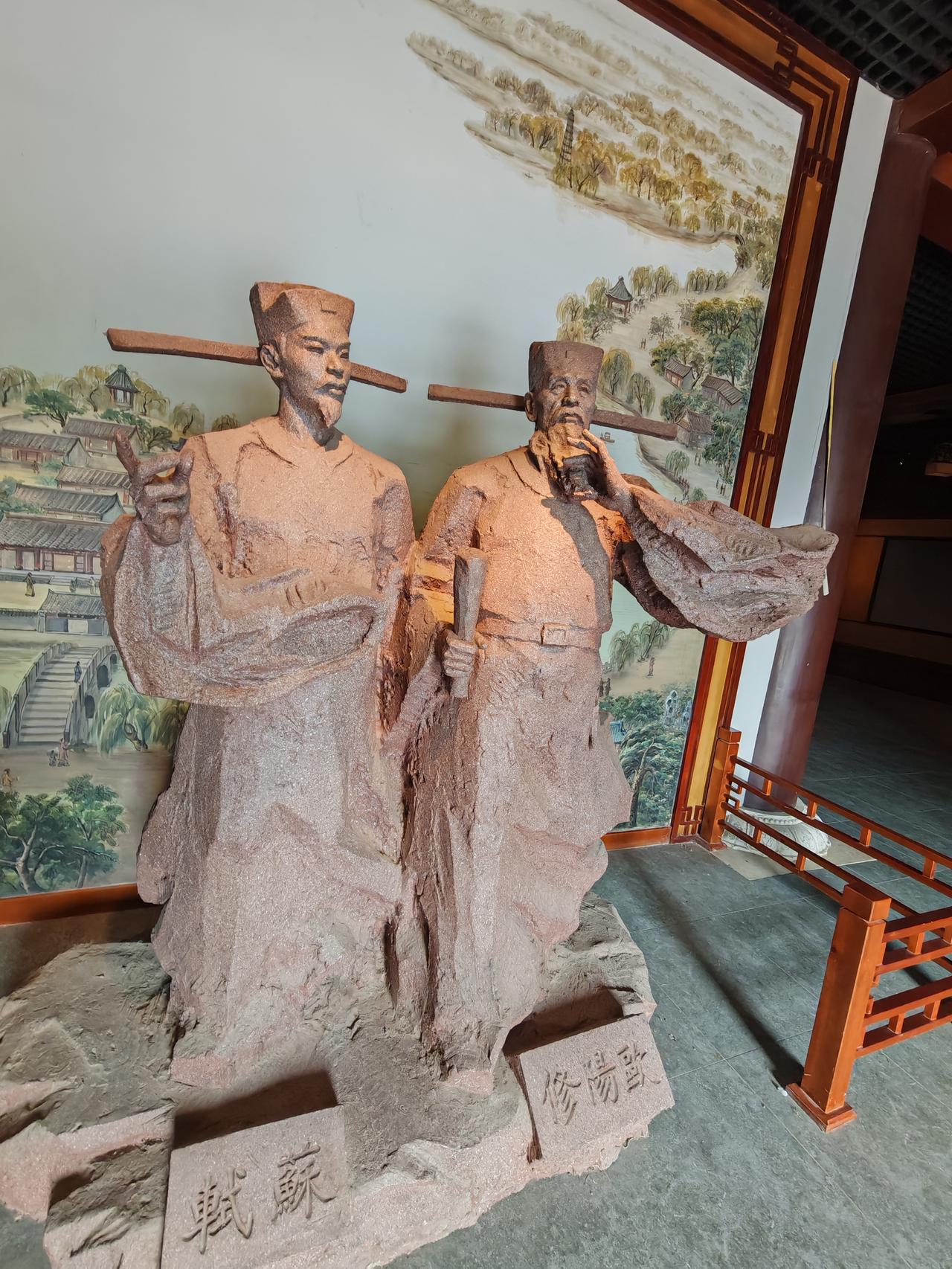 颍州府这两位名人的羁绊，真的是刻进西湖水波里的千年浪漫。
欧阳修先在颍州疏浚西湖