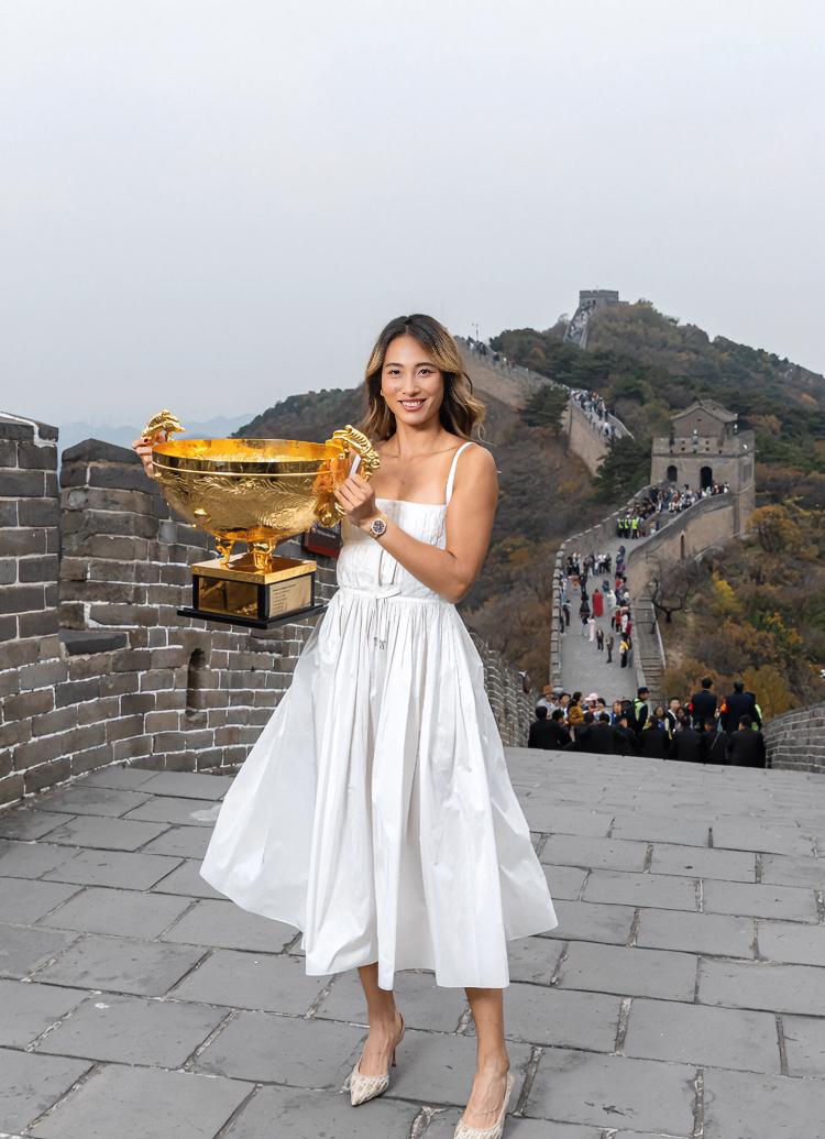 郑钦文登上长城了！！
10月12日，化着美美妆的钦文带着中网大奖杯登上长城打卡拍